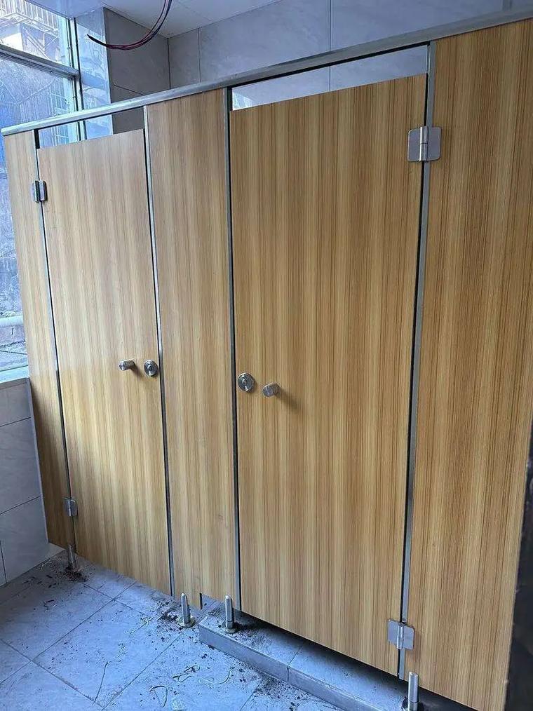 江蘇恒屹建材商場(chǎng)公共衛(wèi)生間隔斷加工服務(wù)