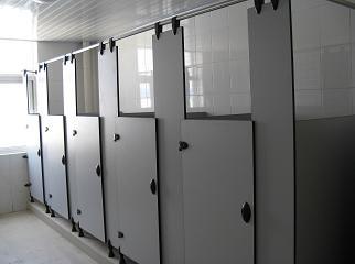 寧波衛(wèi)生間隔斷 材料選擇、配件解析與專業(yè)服務(wù)——以駱駝愜意衛(wèi)廚設(shè)備廠為例